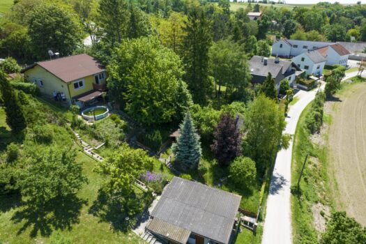 Drohnenblick von Norden zum Haus