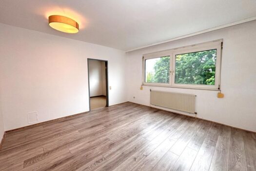 Charmante 1-Zimmer-Wohnung mit separater Küche und Blick auf den grünen Innenhof in Hollabrunn Wohnzimmer.