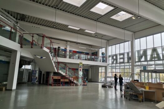 Modernes Gewerbezentrum mit 2618m² Fläche und 122 Stellplätzen in zentraler Lage zu vermieten - nur 6,00€/m²! Teilbar! 6bn4CWRIChtLe0udhIZqC3