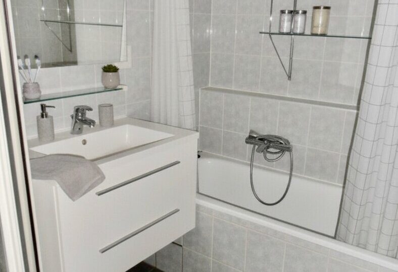 Bad mit Dusche & Wanne