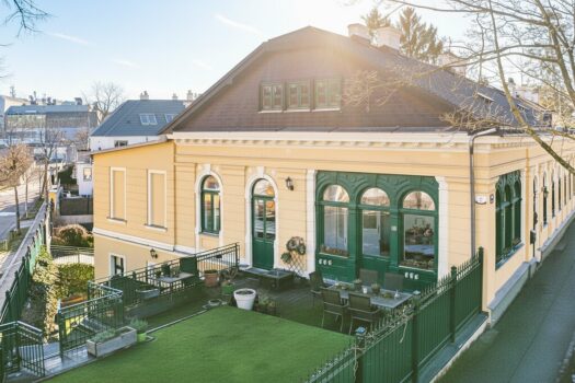 Ein Anwesen – viele Möglichkeiten: Sanierte Jahrhundertwendevilla mit Indoorpool für luxuriöses Wohnen und Arbeiten Luftbild