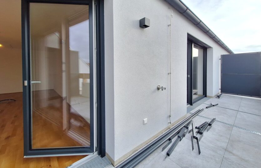 Terrasse mit Zugang zum Wohnzimmer und Schlafzimmer