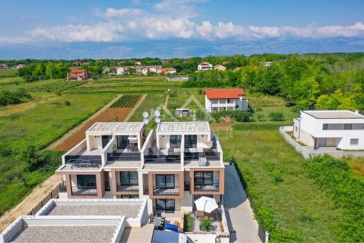 1774818216 kuca nizu skrapavac vrtom krovnom terasom pogledom more slika 261843007