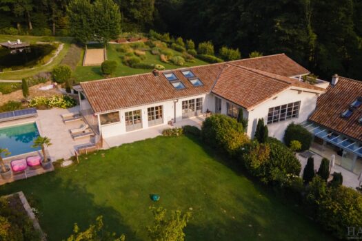 WOLFSGRABEN - Atemberaubendes Chalet mit traumhafter Gartengestaltung und großem Innenpool in idyllischer Lage 1Cyl2Ru90Wx4Ectv7wNof4