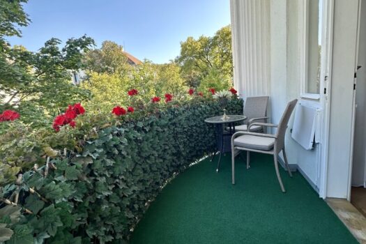 Stilvoller Altbau-Balkon mit Grünblick