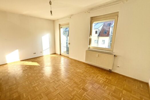 2 Zimmerwohnung mit Balkon, gepflegter Zustand, Wohnzimmer mit französischem Balkon