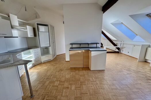 Charmante 2-Zimmer-Wohnung in Graz Geidorf, Ateliercharakter, ruhig, 3. Stock ohne Lift, ideal für Sportliche. Küche