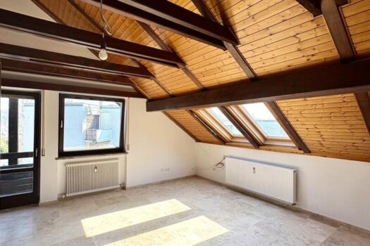 Wohn-Schlafraum mit Ausgang auf den Balkon