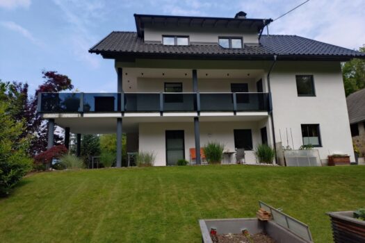 Haupthaus mit 2 Wohneinheiten Terrassen, Balkonanlage, Garten