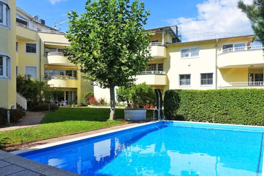 Gartenansicht mit Pool