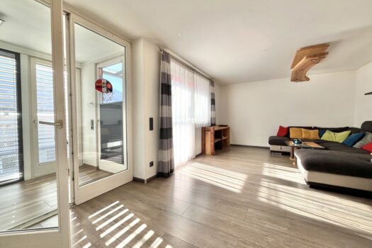 Wohnzimmer mit Balkon, Wintergarten, Ofen