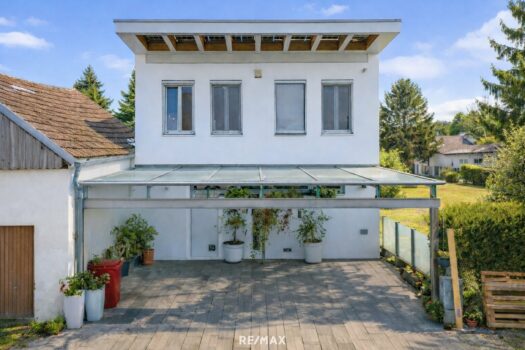 Straßenansicht mit Carport