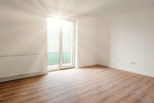 Der helle Wohnbereich mit direktem Zugang zur südseitigen Loggia bildet das Herzstück der Wohnung.