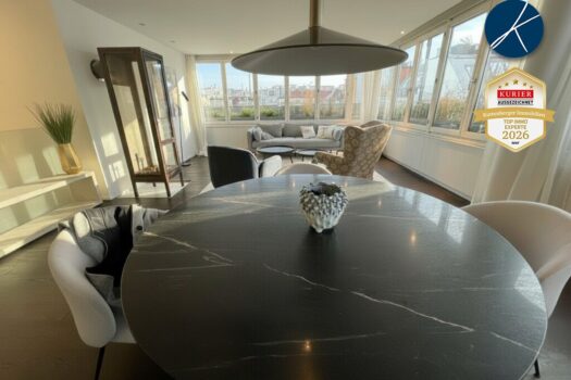 Exklusive Möblierung, viele Fenster, beeindruckender Glaskamin