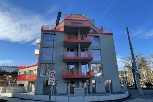 4pU9LMHKcBkE36EQ8otGBx 1