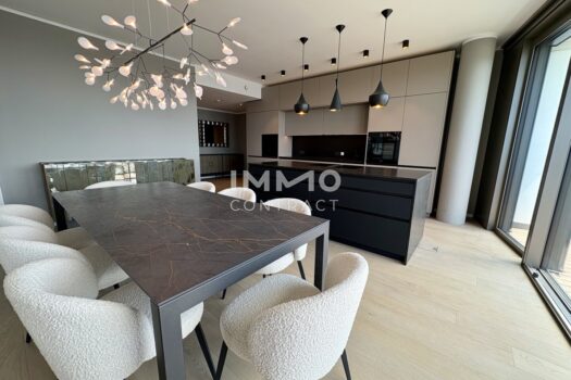 Eleganter Essbereich mit Aussicht