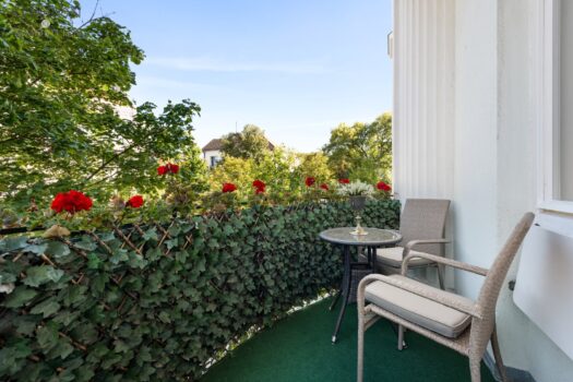 Balkon ins Grüne für den Morgenkaffee