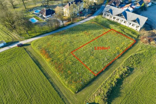 Großzügiges Baugrundstück in ruhiger Sackgasse – Perfekt für Familien! Luftbild mit eingezeichnetem Baugrundstück