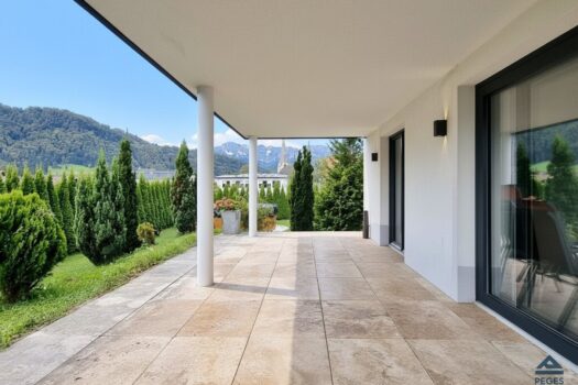 sonnige XXL-Terrasse