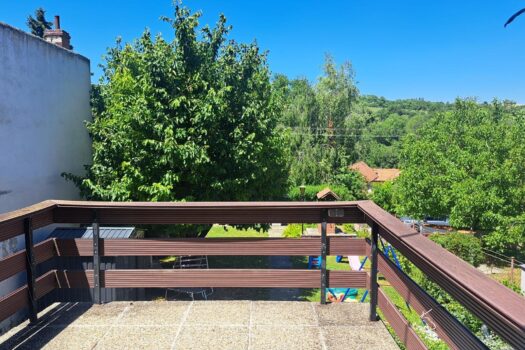 Vordere Terrasse und Aussicht in den Garten