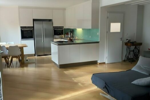 Wohnzimmer mit offener Küche