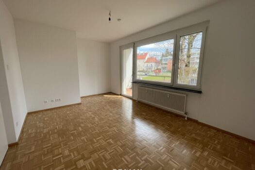 Wohnzimmer mit Zugang Loggia