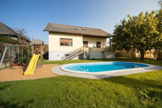 Pool und Spielplatz: KI generiert