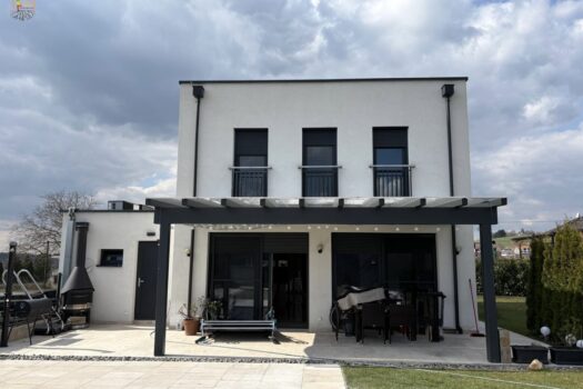 13PeBdYBQIFgyTEAru8LI 1