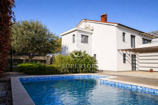 1774549232 moderna vila s privatnim bazenom