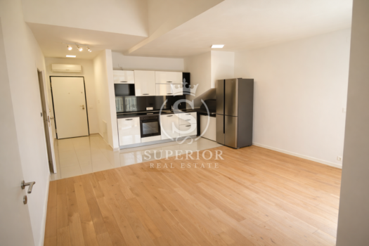 1774633181 moderna kuhinja s drvenim podom