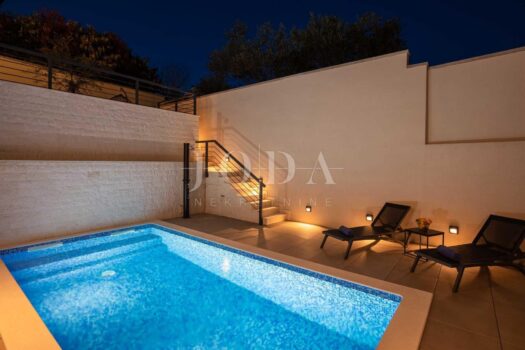 1775921208 303078064 418026 0