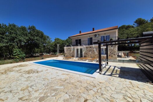 1775923826 1744261937 384290 0