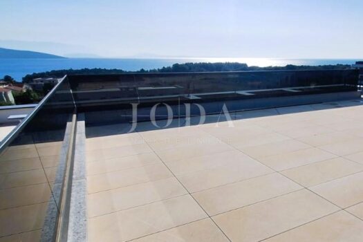 1775927765 890523456 421238 0