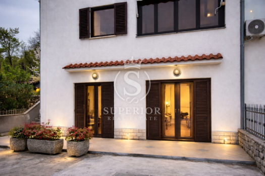 1776093436 mediterranska kuca u sumraku