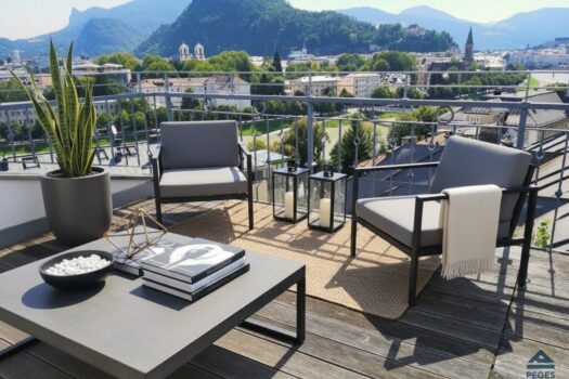 Dachterrasse mit 360°-Panoramablick - Möbel und Dekoration KI-generiert