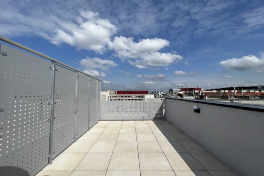 Helle DG-Wohnung mit atemberaubendem Ausblick und großzügiger Dachterrasse 1KMBSzmQmxyFBBXcZr5tZd