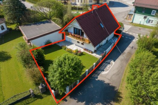 Luftbild vom Haus mit eingezeichnetem Grundstück