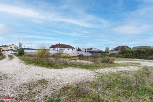 Großzügige Außenflächen für Lagerung oder Rangierfläche