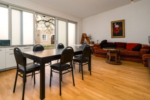 Wohnzimmer mit Ausgang in den Innenhof