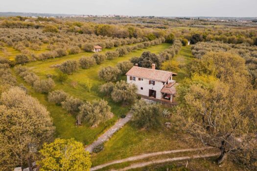 Rarität - Steinhaus auf einem Grundstück mit 17.700 m2 - teilweise touristische Zone!! 2UbLpbITgxAB2YCuzrFTHF