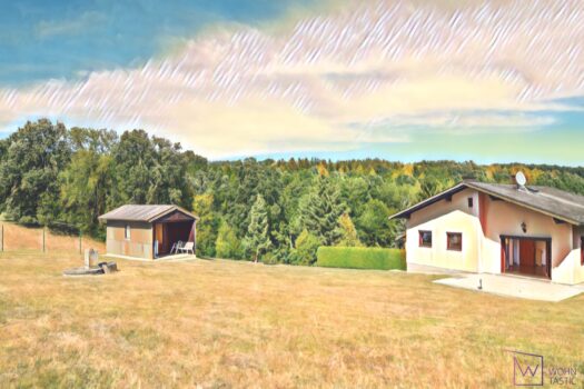 Blick auf das Wohnhaus samt Gartenhaus