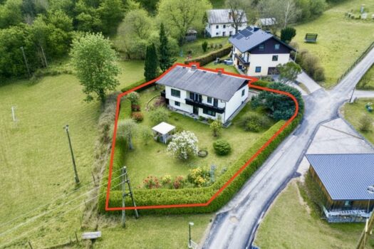 Luftbild vom Haus mit eingezeichnetem Grundstück