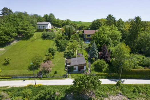Drohnenblick von Westen zum Haus