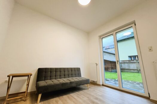 Wohnzimmer mit Zugang zum Garten