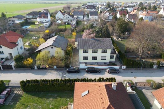 Zweifamilienhaus mit großem Garten und Nebengebäude in sonniger Lage Luftbild I