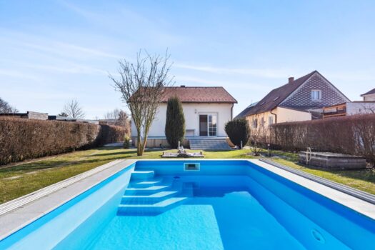 Pool mit Blick zum Haus