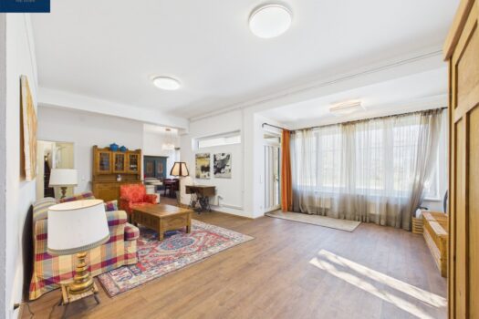 Blick vom Schlafbereich zum Eingang u. Wohnsalon