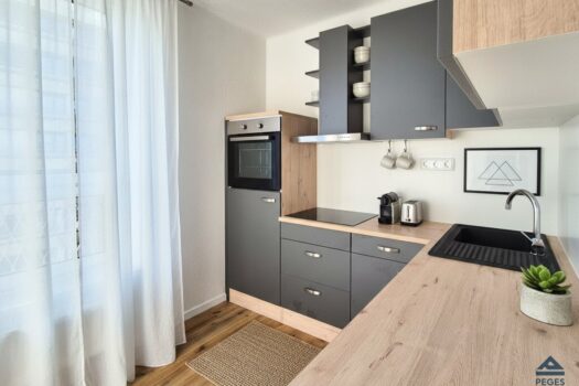 Ideal, zentral: renovierte 2-Zimmer-Wohnung - Nähe Kiesel Küche (eingerichtet) - Dekoration KI-generiert