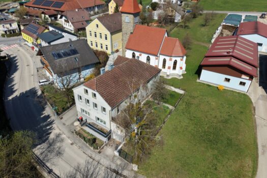 Helles Einfamilienhaus mit traumhaftem Weitblick Drohnenaufnahme