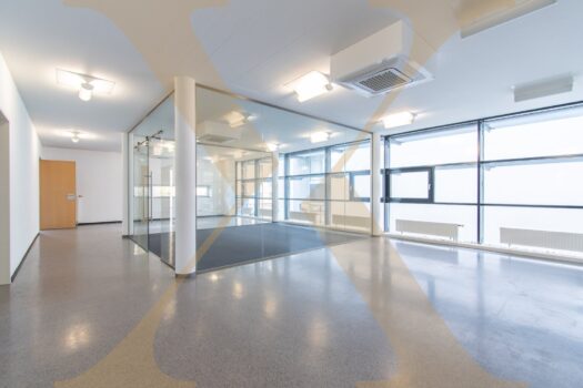 Klimatisierte Bürofläche mit idealer Sichtbarkeit in unmittelbarer Nähe zur Autobahnauffahrt A7 zu vermieten! Büro I